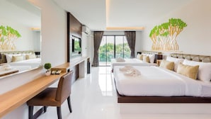 Quarto de hotel moderno com uma cama grande, uma escrivaninha e um espelho.