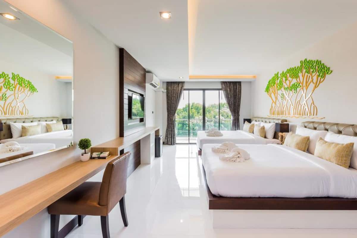 Una habitación de hotel moderna con una cama grande, un escritorio y un espejo.