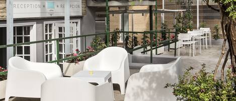 Desayuno buffet (EUR 6 por persona)