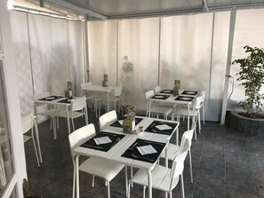 Esmorzar diari d'estil bufet (6 EUR per persona)