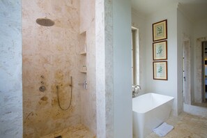 Huvila | Kylpyhuone | Suihku, ilmaiset hygieniatuotteet, hiustenkuivaaja, pyyhkeet
