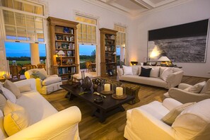 Villa | Wohnzimmer | Flachbildfernseher