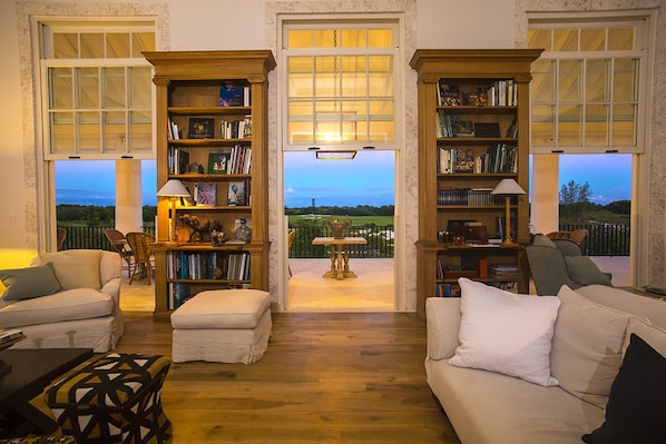 Villa | Wohnzimmer | Flachbildfernseher