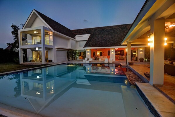 Una piscina al aire libre