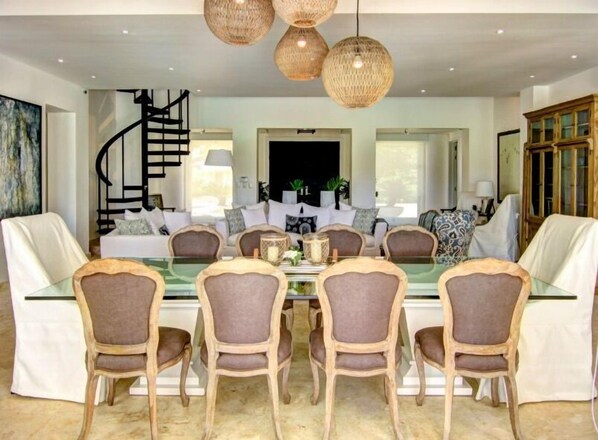 Villa | Essbereich im Zimmer