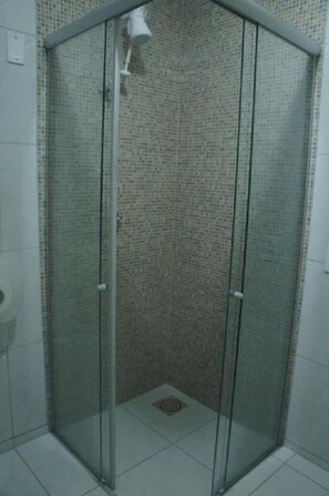Douche, articles de toilette (gratuits), serviettes fournies
