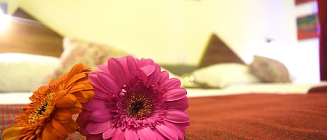 Habitación doble estándar | Ropa de cama de alta calidad y caja de seguridad en la habitación