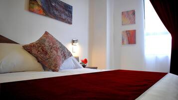 Ropa de cama de alta calidad y caja de seguridad en la habitación