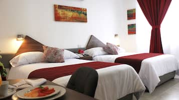 Habitación estándar doble | Ropa de cama de alta calidad, caja fuerte, decoración individual