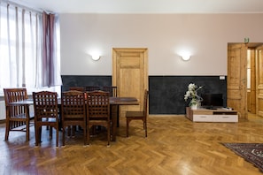 Comfort-Apartment | Essbereich im Zimmer