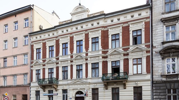 A historic building with a symmetrical facade, large windows, and a central entrance. - Krakowrentals - Stanislas Apartment (Kraków)