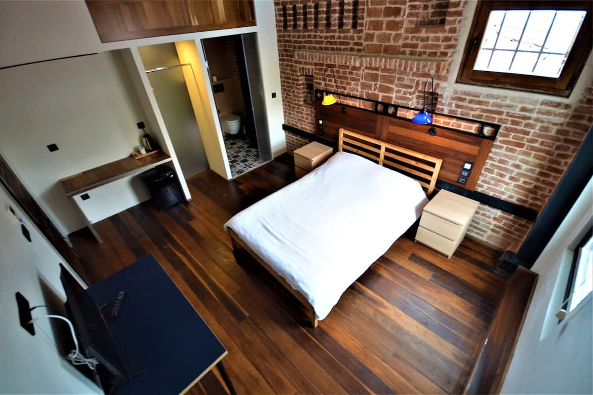 Ropa de cama de alta calidad, escritorio, wifi gratis y ropa de cama