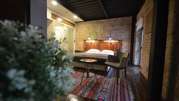 Standard Studio, 1 Bedroom | Premium bedding, desk, free WiFi, bed sheets