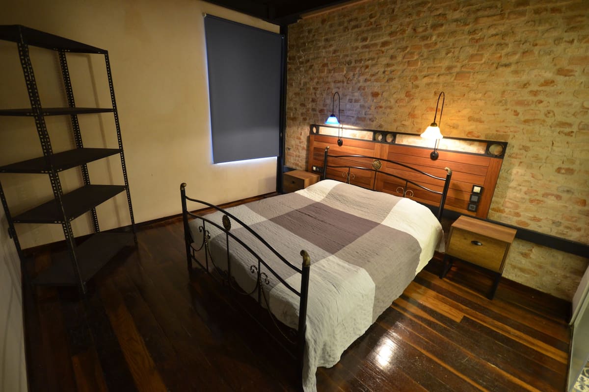 Ropa de cama de alta calidad, escritorio, wifi gratis y ropa de cama