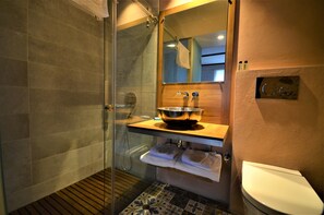 Economy Studio | Bathroom | Shower, free toiletries, hair dryer, slippers - Unver Galata Apart (Istanbul)