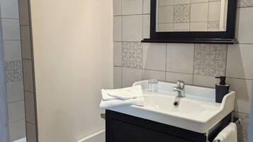Habitación Confort doble, vistas al parque (Chambre d'hôte) | Baño | Ducha, secador de pelo, toallas y jabón