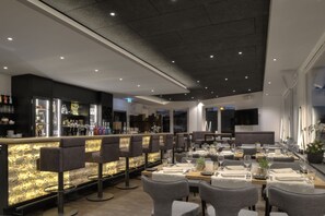 Se sirven cenas y cocina internacional