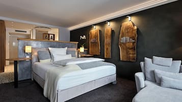 Quarto casal luxo, banheira | Frigobar, cofres nos quartos, escrivaninha, quartos à prova de som