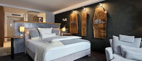 Deluxe Double Room, Bathtub | Minibar, in-room safe, desk, soundproofing