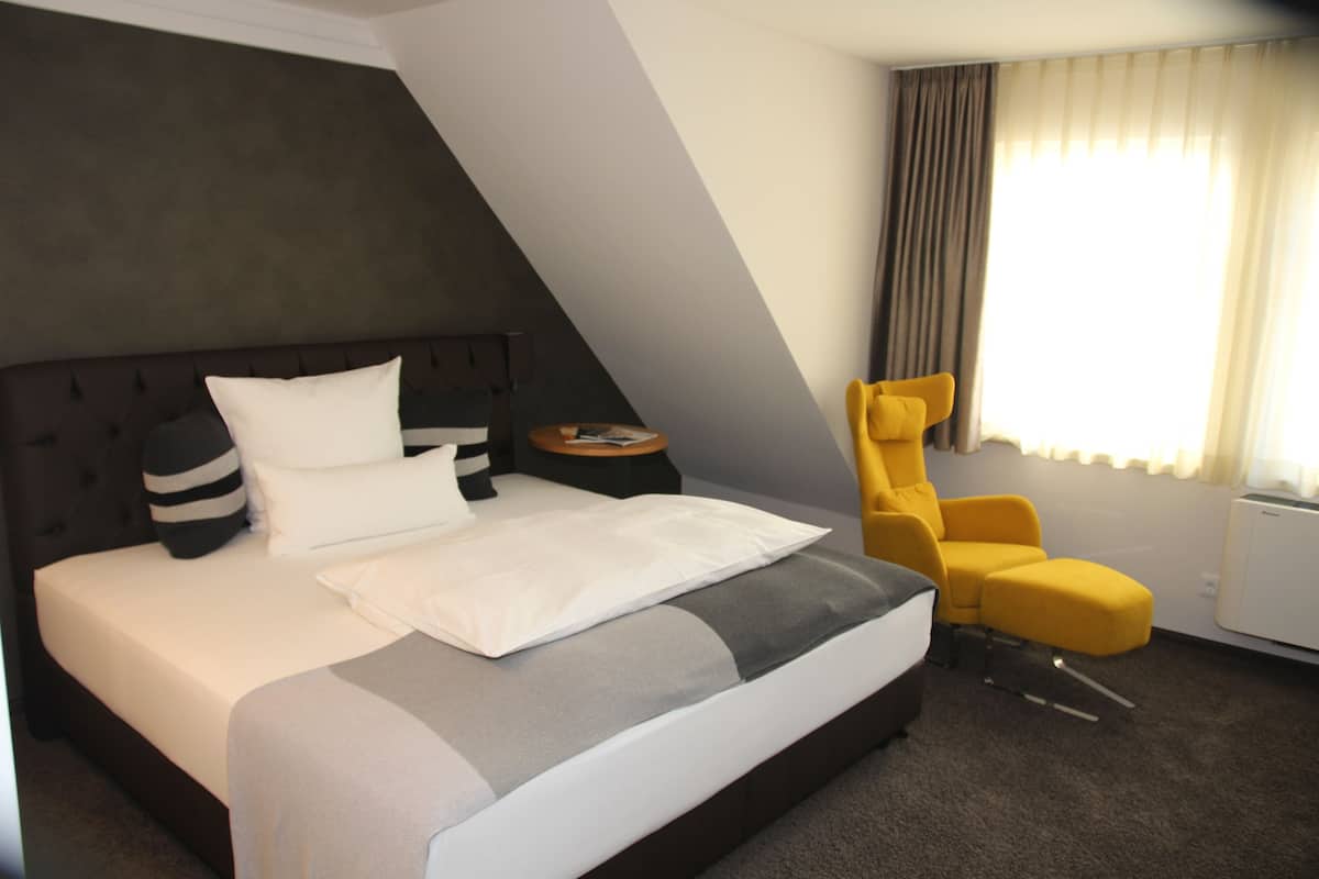 Suite, 1 kingsize bed met slaapbank, kitchenette | Een minibar, een kluis op de kamer, een bureau, geluiddichte muren