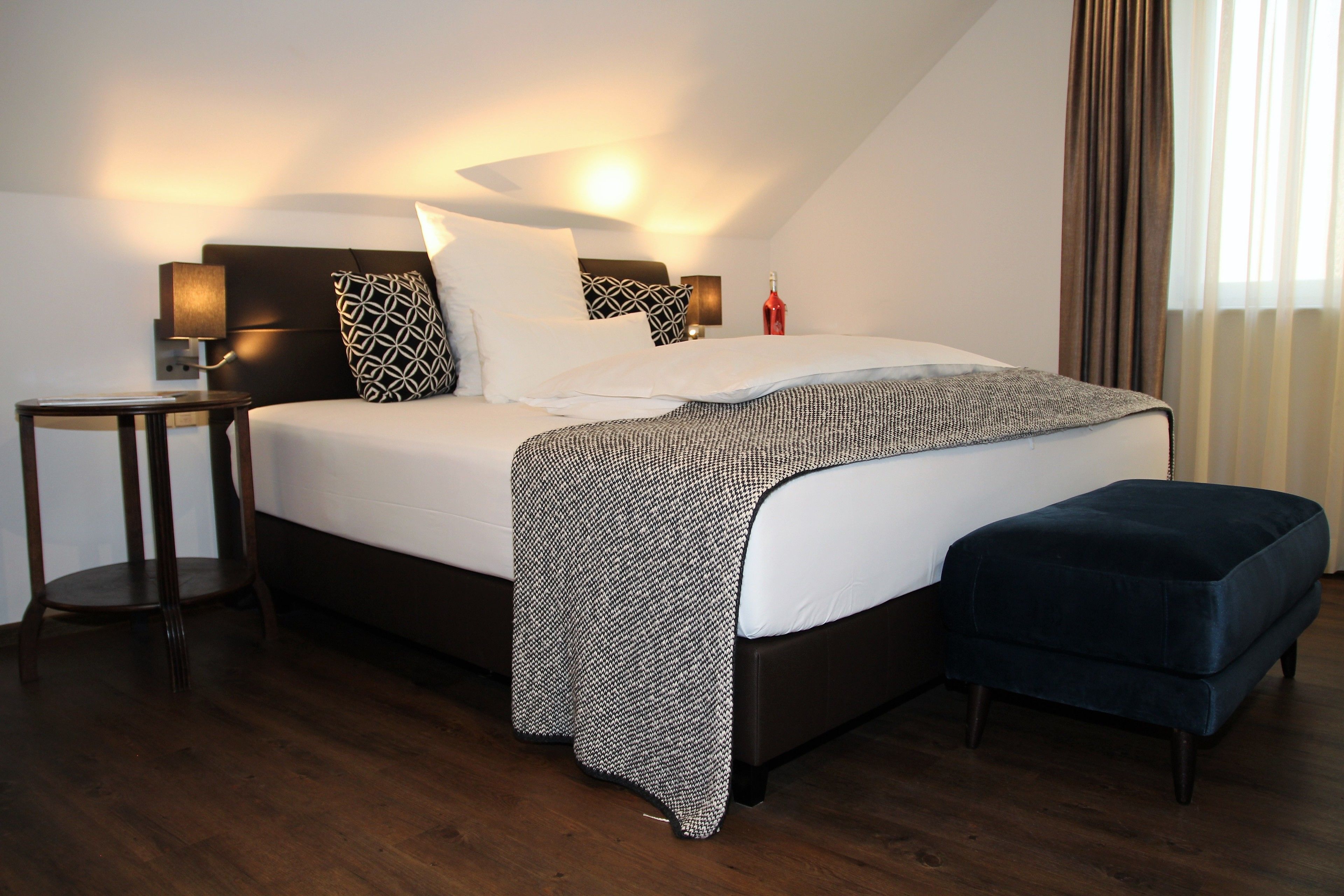 deluxe double room, bathtub | minibar, in-room safe, desk, soundproofing