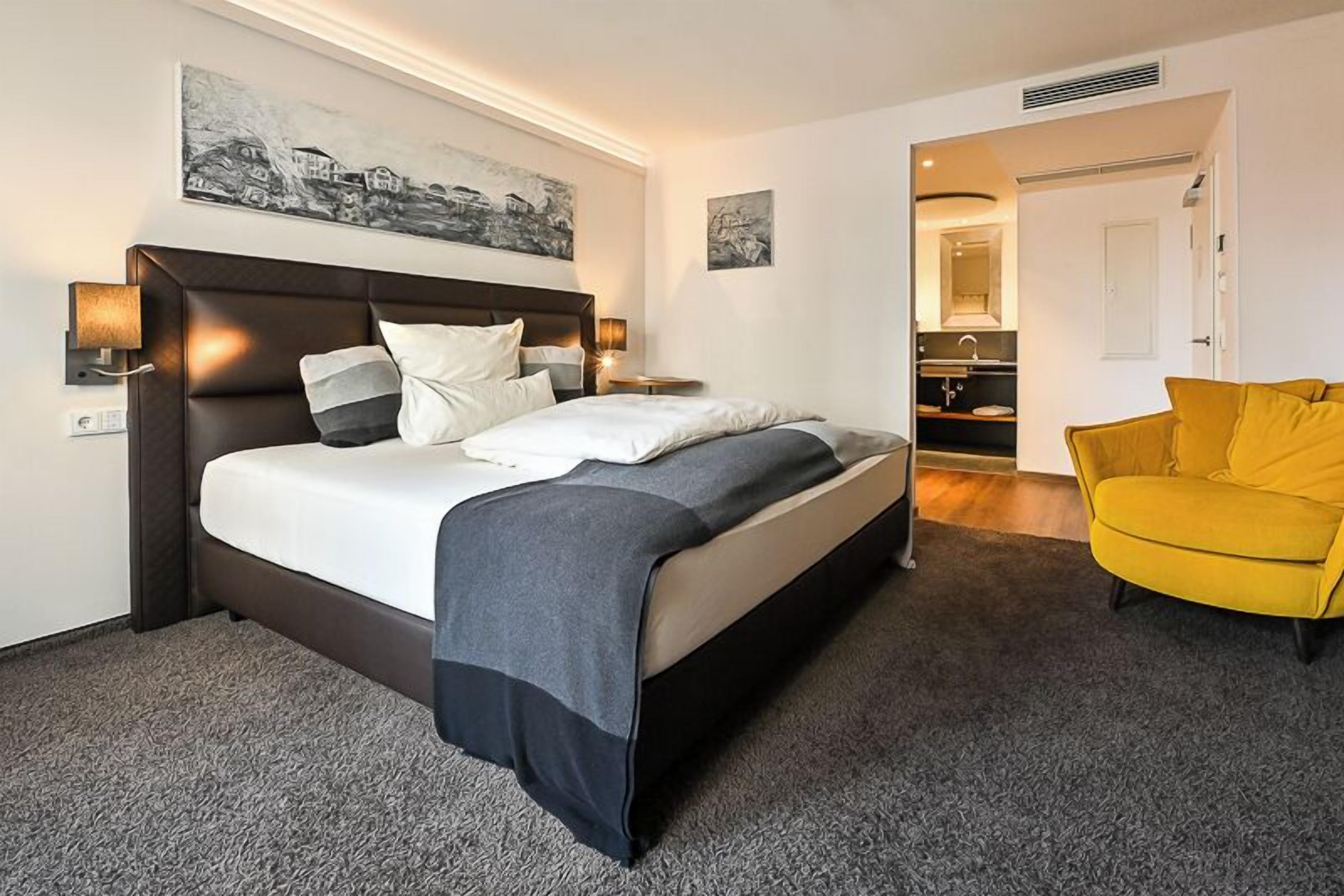 Minibar, caja de seguridad en la habitación y escritorio 