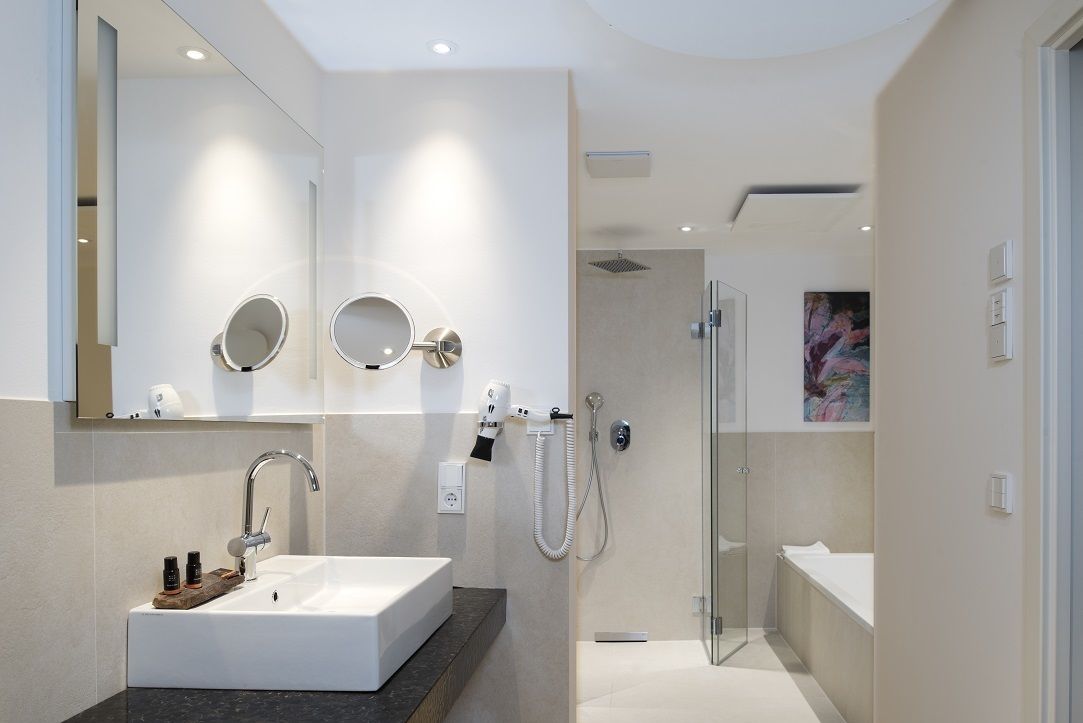 standard double room | bathroom | deep-soaking bathtub, free toiletries, hair dryer, bathrobes