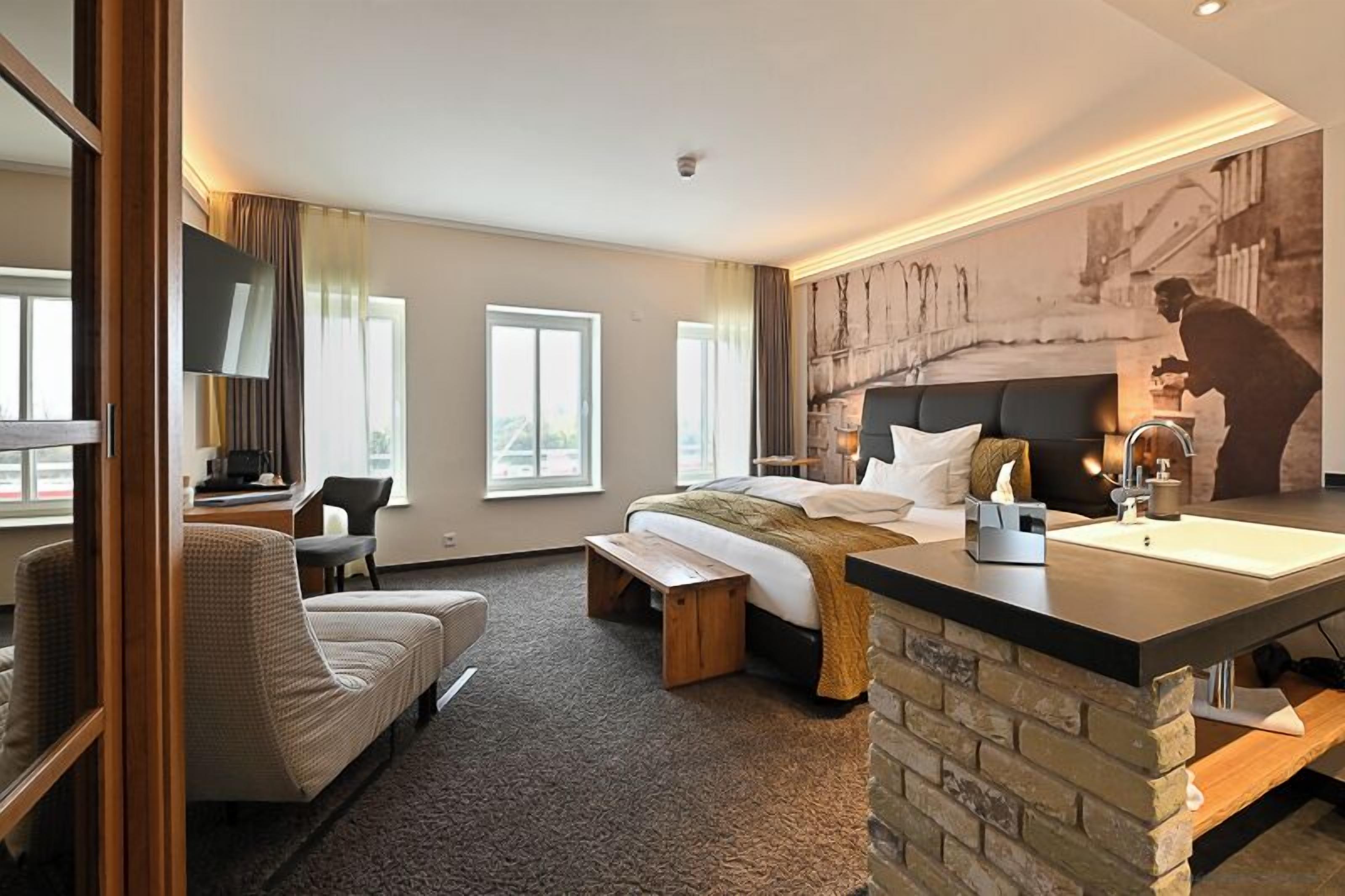 Minibar, caja de seguridad en la habitación y escritorio 