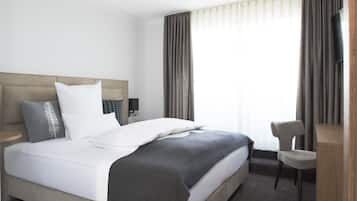 Habitación doble estándar | Minibar, caja de seguridad en la habitación y escritorio