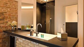 Superior-Doppelzimmer | Badezimmer | Komfortbadewanne, kostenlose Toilettenartikel, Haartrockner, BademÀntel