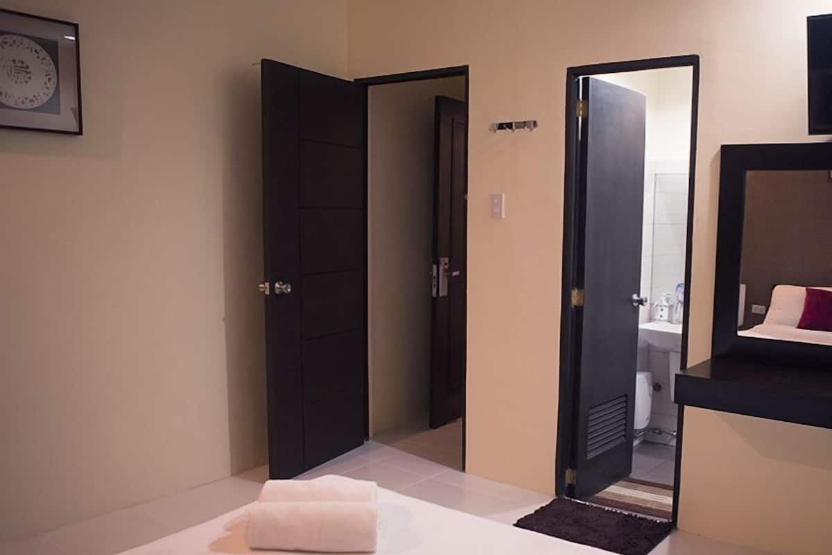 Brankas, tempat tidur lipat/tambahan, dan seprai linen