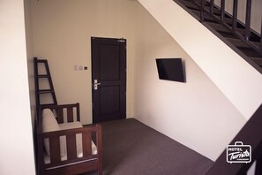 Family Room, 1 King Bed | Living area