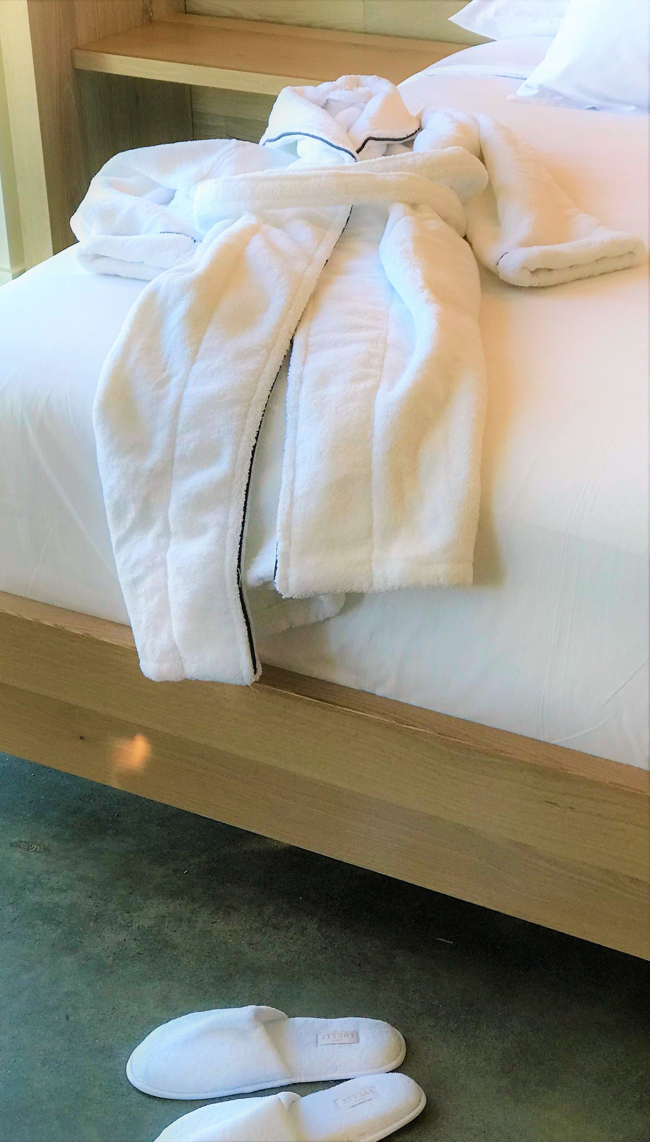 studio, 1 king bed | in-room safe, desk, laptop workspace, iron/ironing board