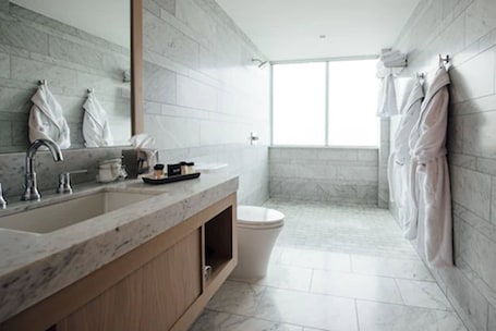 Junior Suite, 1 King Bed | Bathroom. The Preston House & Hotel
