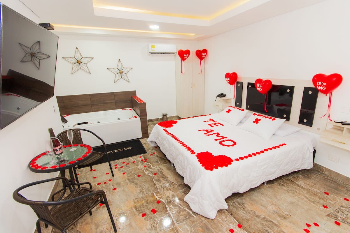 Deluxe Suite, 1 Bedroom | Egyptian cotton sheets, premium bedding, soundproofing, free WiFi