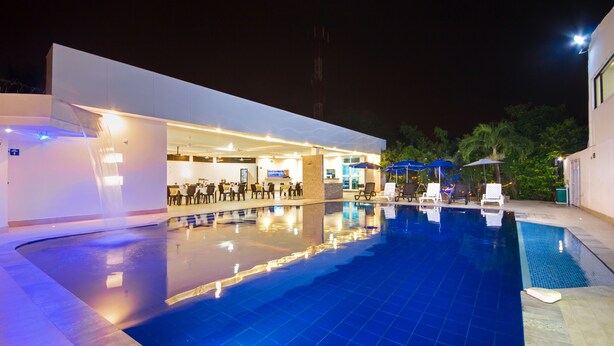 Una piscina al aire libre