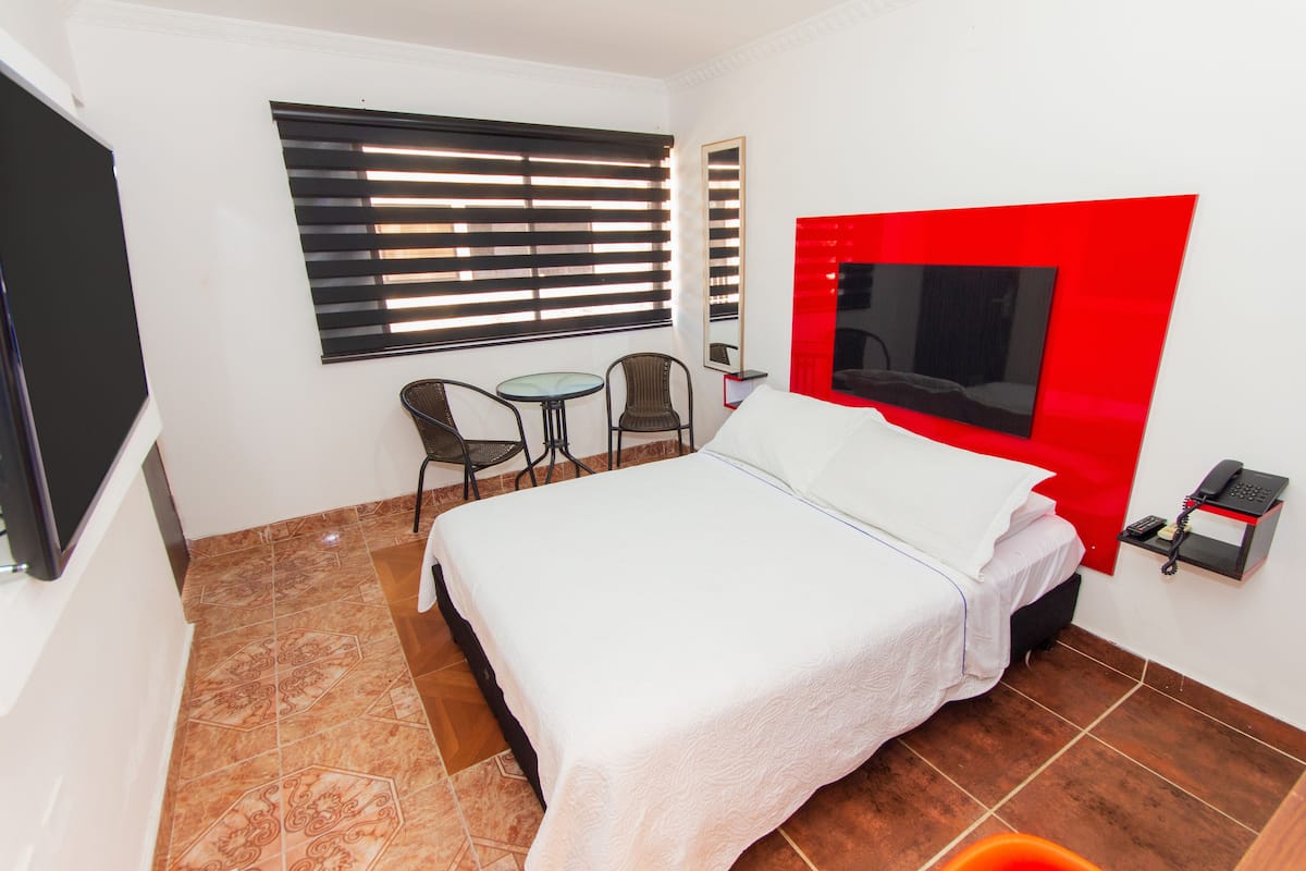 Suite | Egyptian cotton sheets, premium bedding, soundproofing, free WiFi