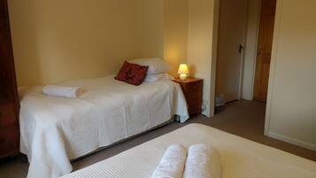 1 habitación, escritorio, tabla de planchar con plancha y wifi gratis