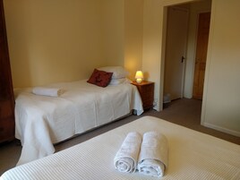 1 habitación, escritorio, tabla de planchar con plancha y wifi gratis 