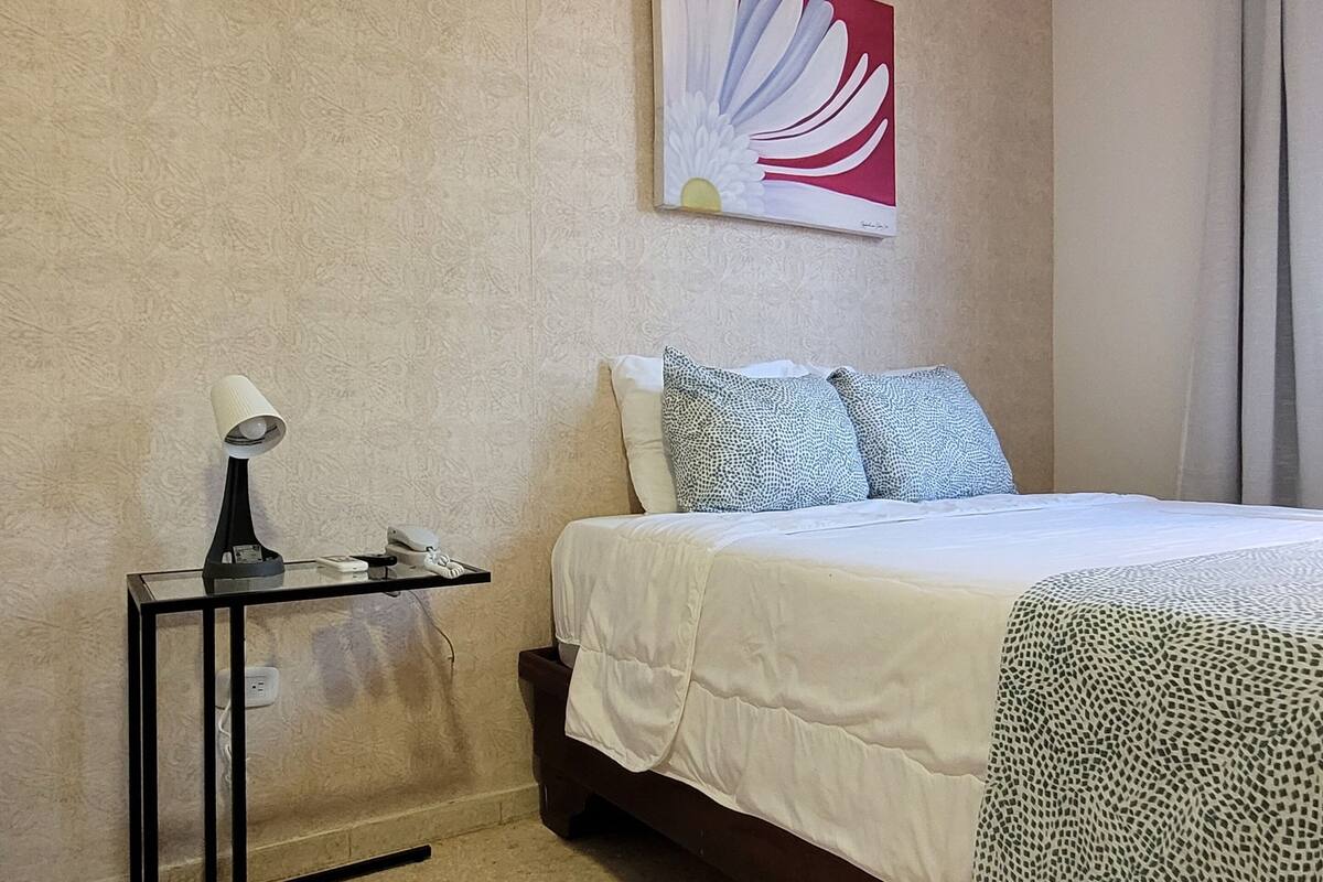 标准房, 1 张双人床 | 客房内保险箱、床单