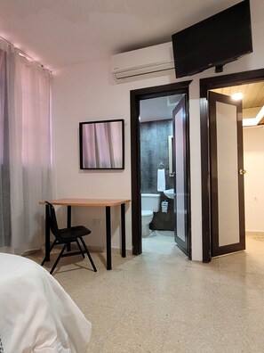 Standard Room, 1 Double Bed | Living area