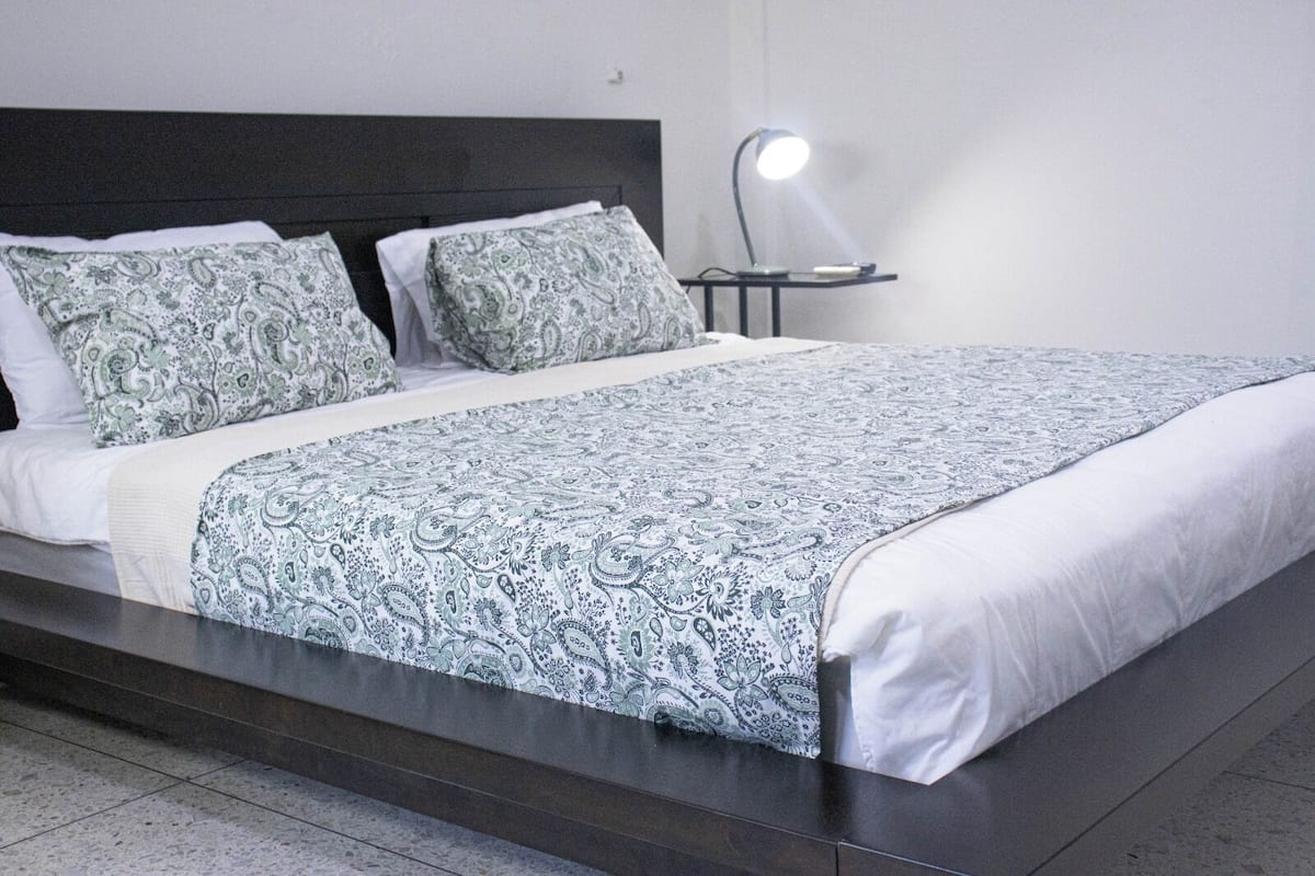 Studio Suite | In-room safe, bed sheets