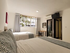 Habitación estándar, 2 camas dobles | Caja fuerte y ropa de cama