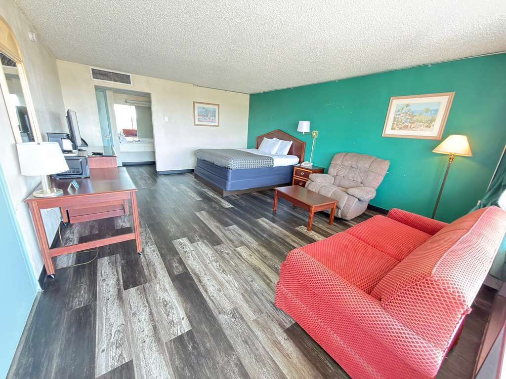 Escritorio, tabla de planchar con plancha, wifi gratis y ropa de cama 