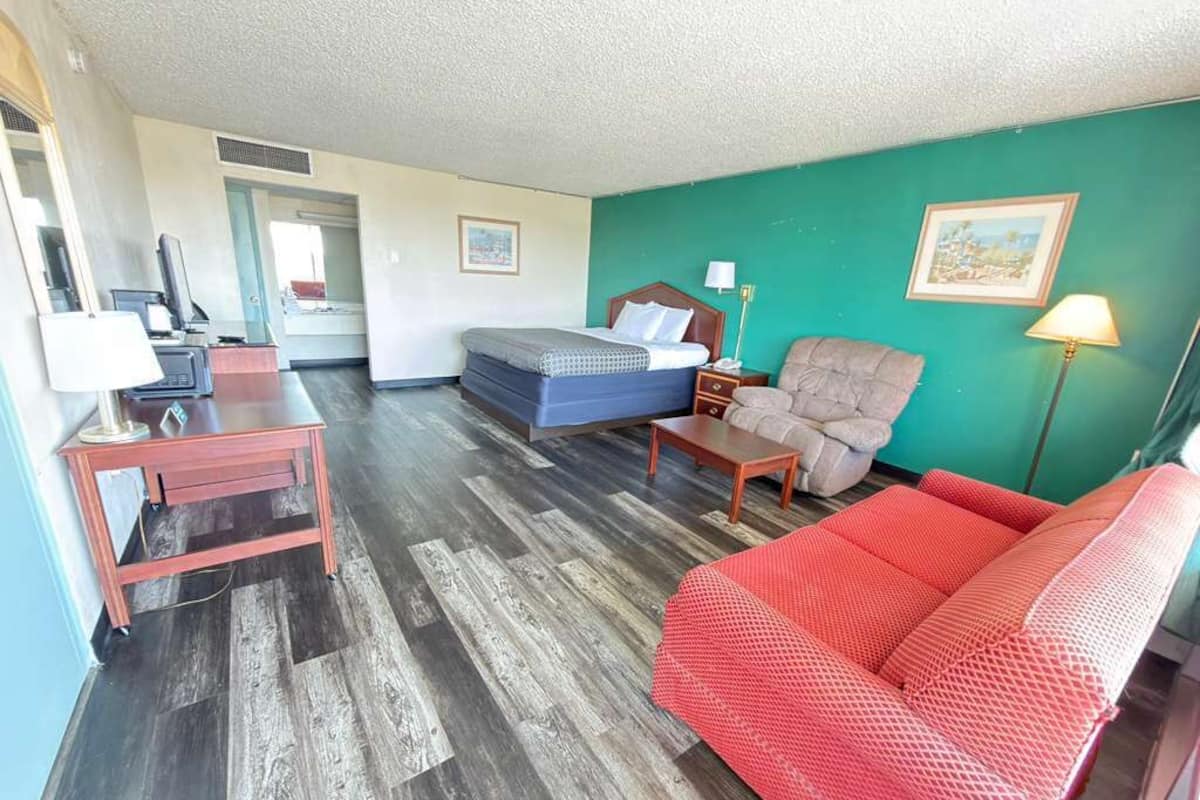 Junior Suite, 1 King Bed, Non Smoking, Microwave | Desk, iron/ironing board, free WiFi, bed sheets