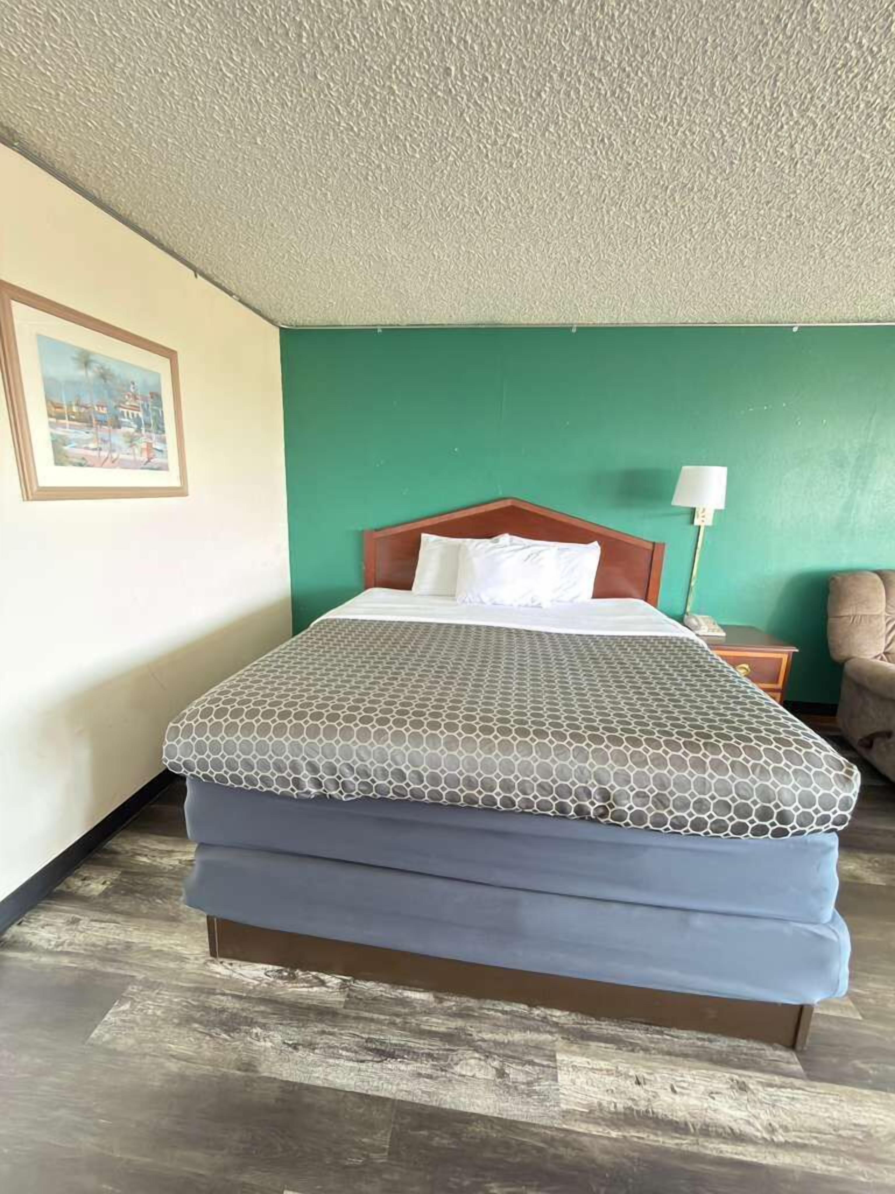 Escritorio, tabla de planchar con plancha, wifi gratis y ropa de cama 