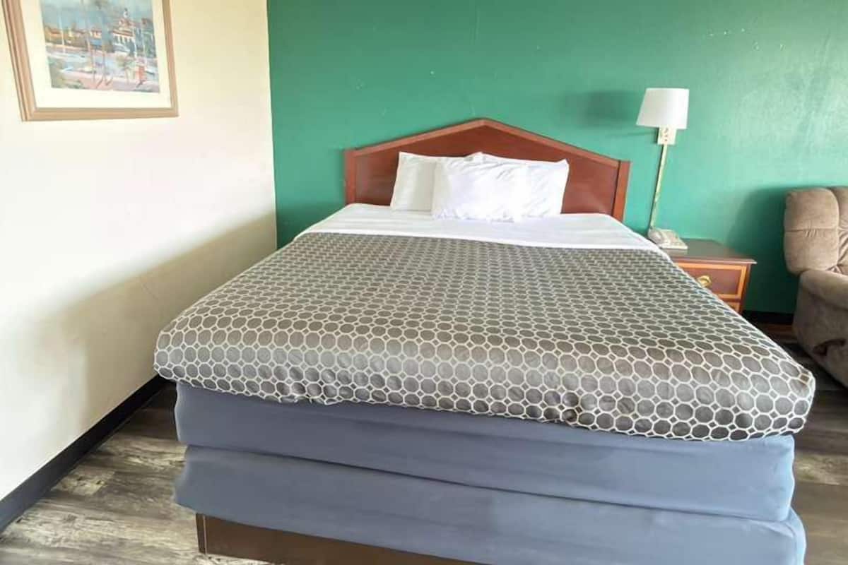 Desk, iron/ironing board, free WiFi, bed sheets