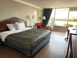 Escritorio, tabla de planchar con plancha, wifi gratis y ropa de cama 