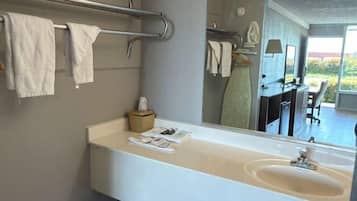 Combined shower/bathtub, free toiletries, towels