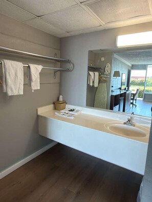 Bañera con ducha, artículos de tocador gratuitos, toallas